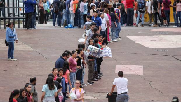 Voluntarios cargan víveres para los afectados del sismo.