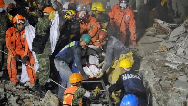 Rescate de un cuerpo de un edificio derrumbe.