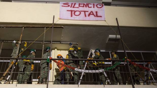 Labores de rescate en Colegio Enrique Rébsamen. Aún 15 escuelas en revisión tras sismo.