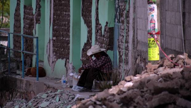 Pilcaya, Puebla. Damnificado del sismo en espera de ayuda.