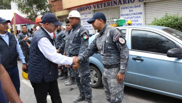 Renato Sales Heredia con policías que garantizan seguridad en zonas afectadas por sismo.