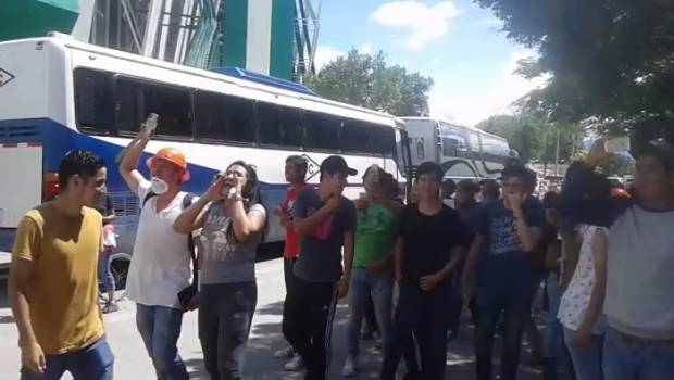 VIDEO: A gritos, exigen a Graco Ram?rez "?que reparta las despensas!". Noticias en tiempo real