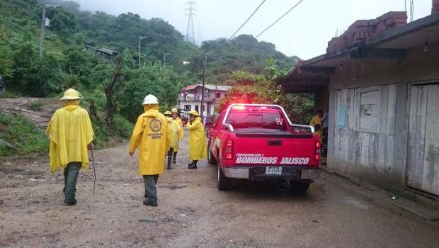 Por lluvias, evacuan a habitantes de zonas de riesgo de Puerto Vallarta. Noticias en tiempo real