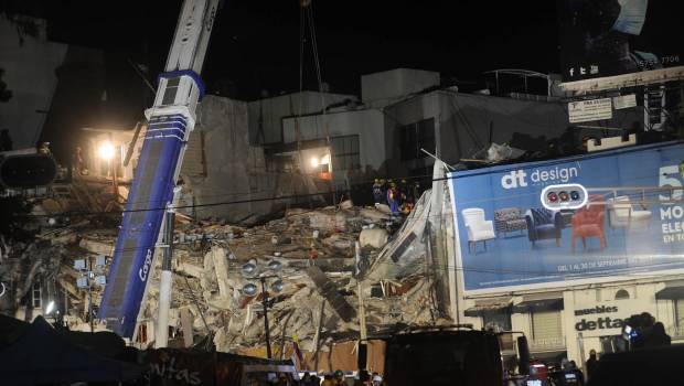 Edificio derrumbado en Álvaro Obregón. Siguen las labores de rescate.