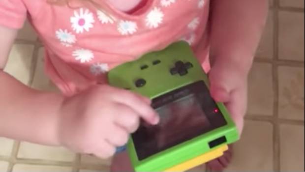 Niña Game Boy