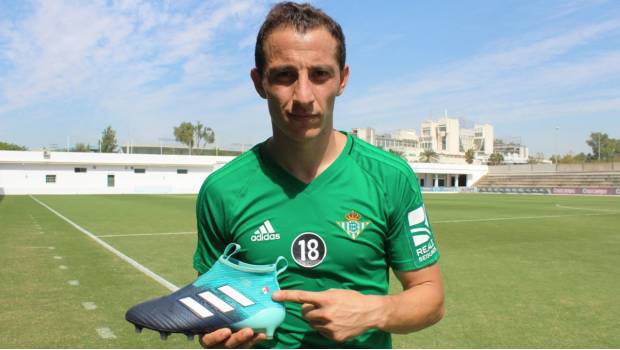 Andrés Guardado presume calzado.