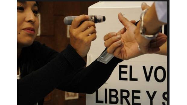 
En medio de la incertidumbre sobre si las elecciones serán revalidadas o se anulan, el PRI y el FDC infunden ánimo a los suyos
