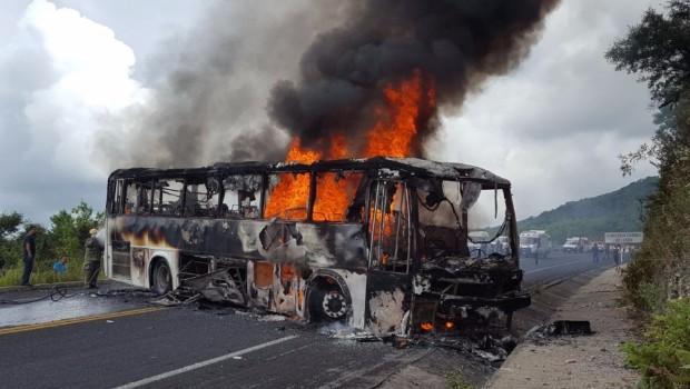Incendian autobús de pasajeros en la ruta Chilpancingo-Chilapa. Noticias en tiempo real