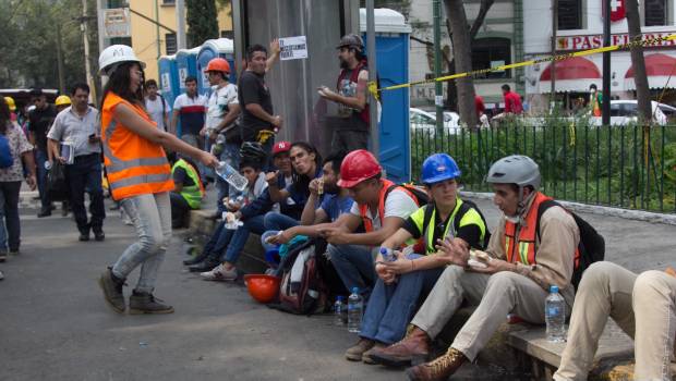 Rescatistas que laboran por el sismo de 7.2 grados.