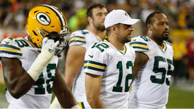 Rodgers y compañía tuvieron que regresar a los vestidores al finalizar el primer periodo. 