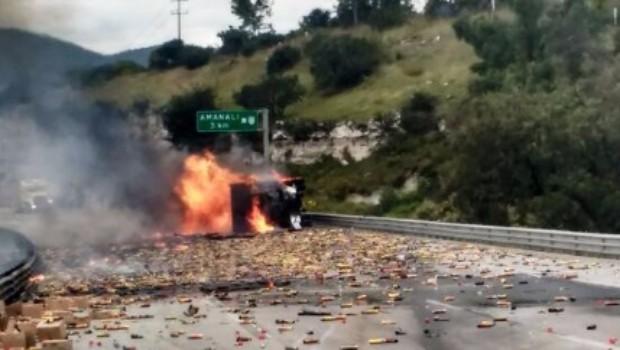 El veh&iacute;culo de carga transportaba latas en aerosol, aparentemente insecticidas, que contin&uacute;an explotando.