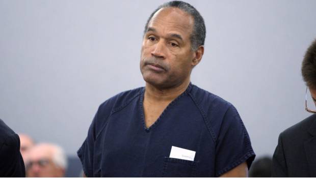 O.J. Simpson permanece esposado.