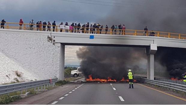 Bloquean carretera Puebla-Orizaba por operativo contra huachicoleros. Noticias en tiempo real