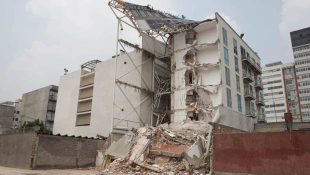 Edificio recién construido y dañado en Tlalpan y Zapata.