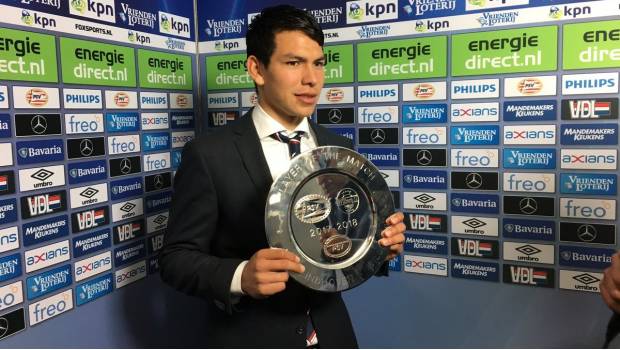 Lozano recibe el plato por sus dos goles.