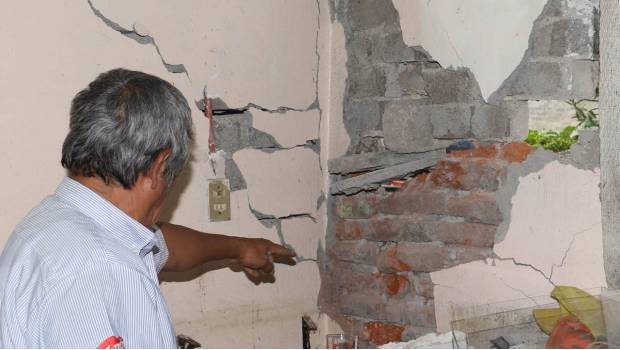 Habitantes de casas y negocios de las colonias Selene, Ampliación Selene y Ojo de Agua en la delegación Tláhuac remueven los escombros tras la afectación de sus inmuebles que ocasionó el sismo del pasado 19 de Septiembre.