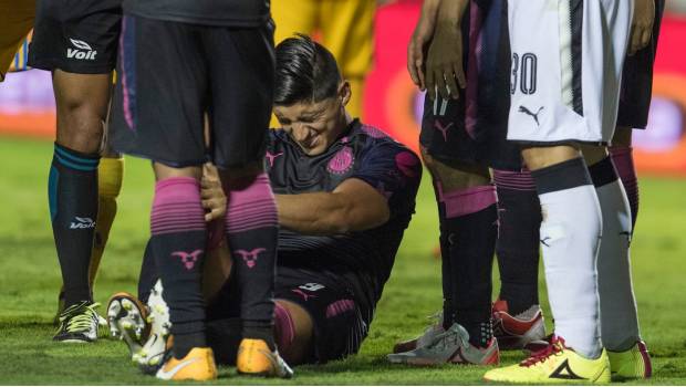 Alan Pulido tuvo que abandonar el terreno de juego al minuto 47 