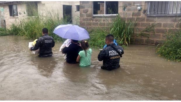  Fuerzas Federales rescatan cientos de tamaulipecos con problemas de inundaciones en el sur de la entidad.
