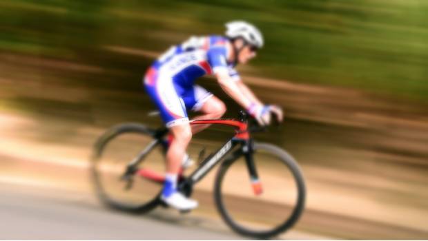 Referencia. Ciclista desciende durante una carrera.