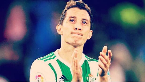 Guardado aplaude con la camiseta del Betis.