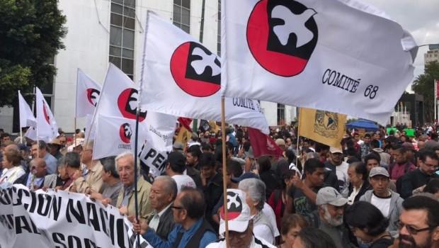 Un amplio grupo de manifestantes encabezados por integrantes del Comit&eacute; 68 alistan la cuadrag&eacute;sima novena marcha conmemorativa de la masacre de estudiantes perpetrada el 2 de octubre de 1968.