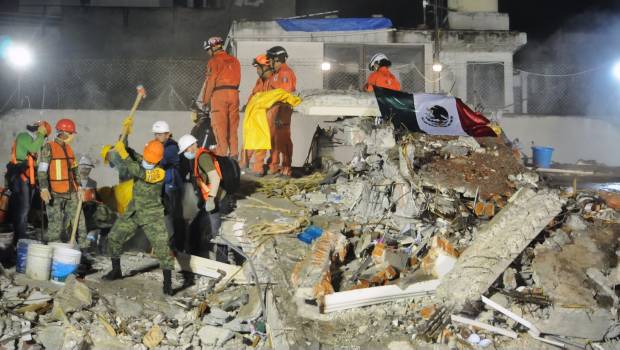 Labores de rescate en edificio colapsado tras sismo en la Ciudad de México. Marginal afectación en actividad económica.