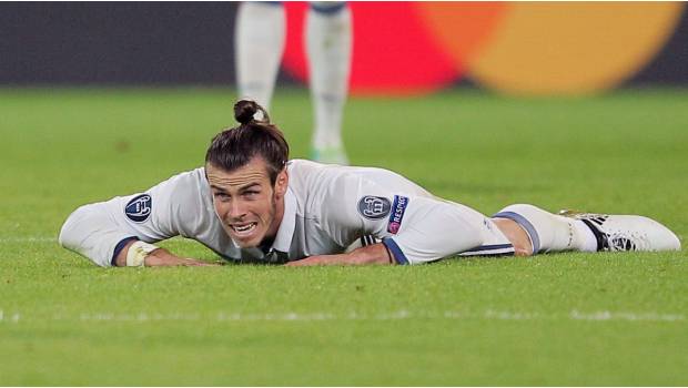 Bale yace en el suelo.