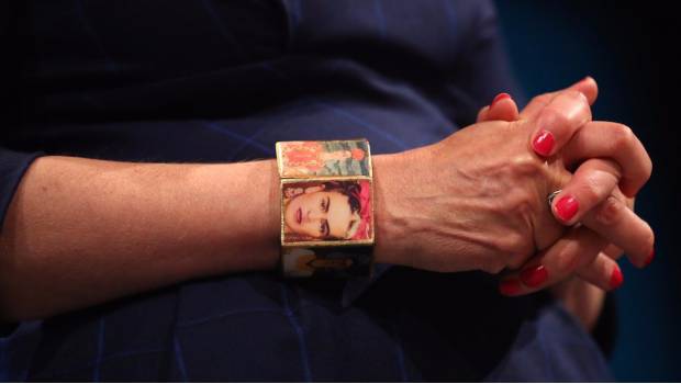 Critican a ministra británica por lucir brazalete de Frida Kahlo en discurso conservador. Noticias en tiempo real