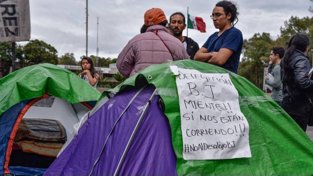 Damnificados en casas de campaña. Solicitud de créditos.