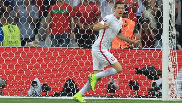 Robert Lewandowski celebra gol con Polonia.