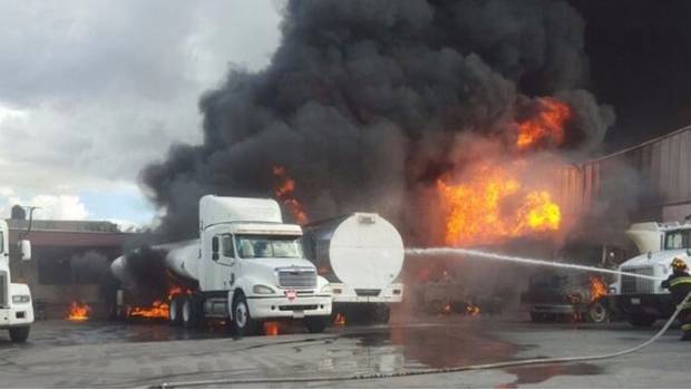 Se incendian pipas de combustible en Tultepec. Noticias en tiempo real