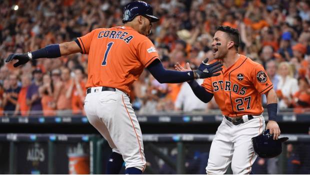 Correa y Altuve celebran la victoria de los Astros 