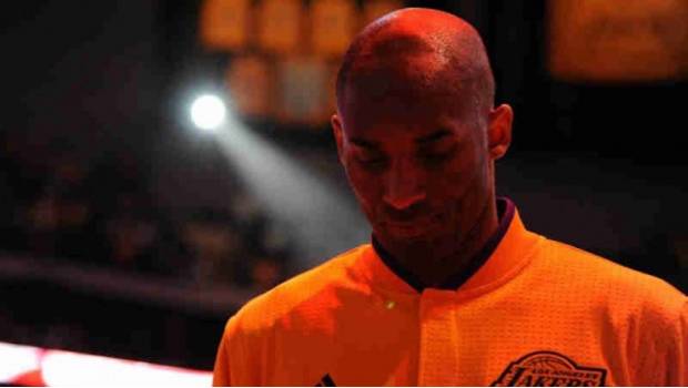 Kobe se arrodillaría durante el himno nacional 