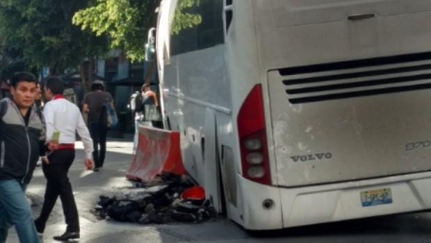 Atrapa zanja a autobús en Independencia y Luis Moya. Noticias en tiempo real