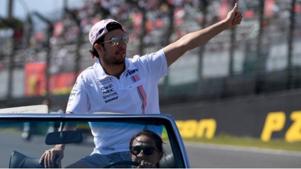 ‘Checo’ Pérez saluda el público.