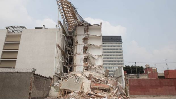 Edificio dañado por sismo. Entrega de apoyos a damnificados.