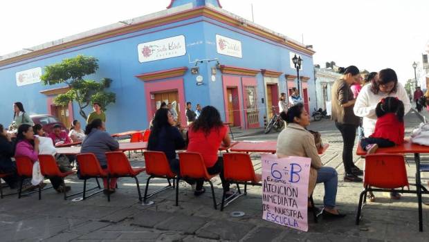 Clases en la calles por temor a colapso de escuela en la Ciudad de Oaxaca.