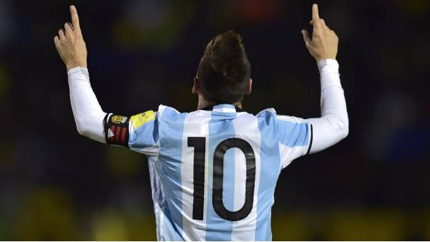 Messi celebra con las manos al cielo.