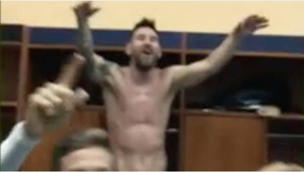 Messi celebra en el vestidor.