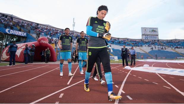 Ochoa en su salida a la cancha.