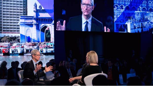 Tim Cook, CEO de Apple, durante una entrevista.