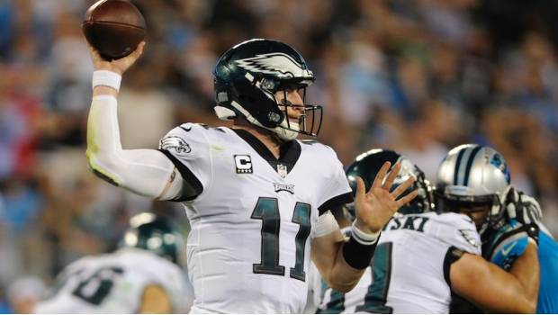 Wentz lanzó para tres anotaciones en la victoria ante Carolina 