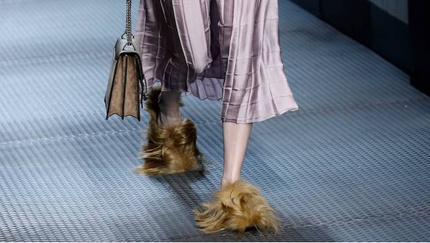 Zapatos con mechones de pelo de la colección Otoño-Invierno 2015-2016 de Gucci.