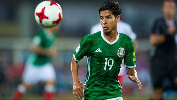 Lainez persigue el balón.