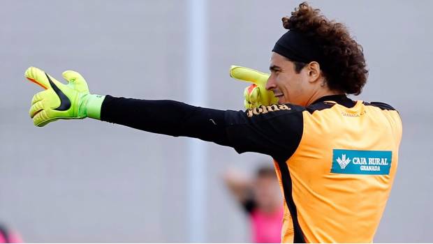 Ochoa en calentamiento con el Granada.