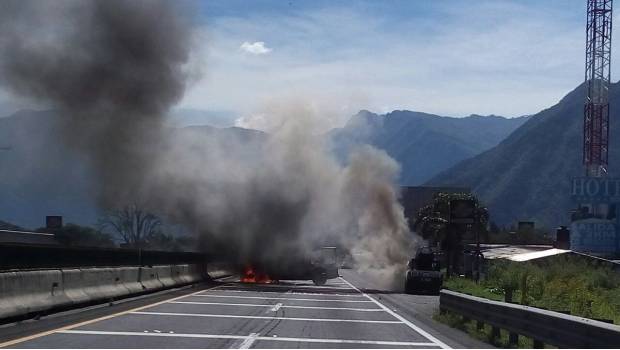 Presuntos 'huachicoleros' queman patrullas en autopista Orizaba- Puebla. Noticias en tiempo real