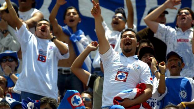 Fanáticos de Cruz Azul apoyan a su equipo.