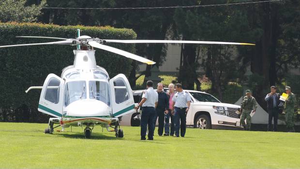 Emilio Gamboa a punto de abordar helicóptero en Campo Marte.