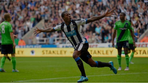 Delantero del Newcastle festeja gol.