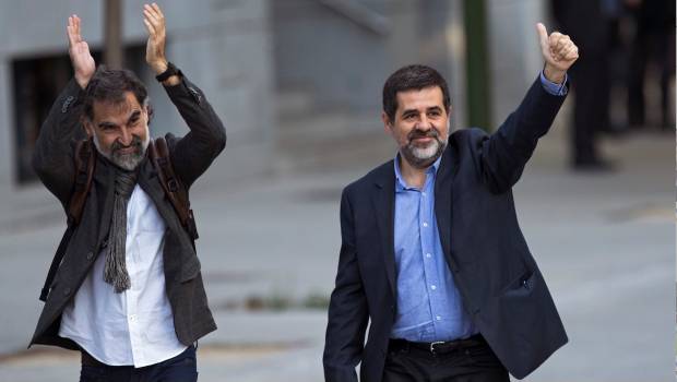 Sánchez y Cuixart en su arribo al tribunal en Madrid previo a que los mandaran a prisión. 